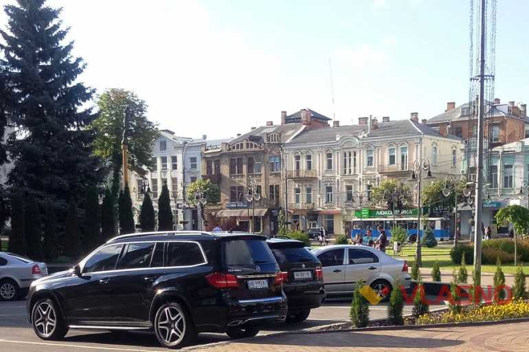 туї біля Вінницької міськради фото