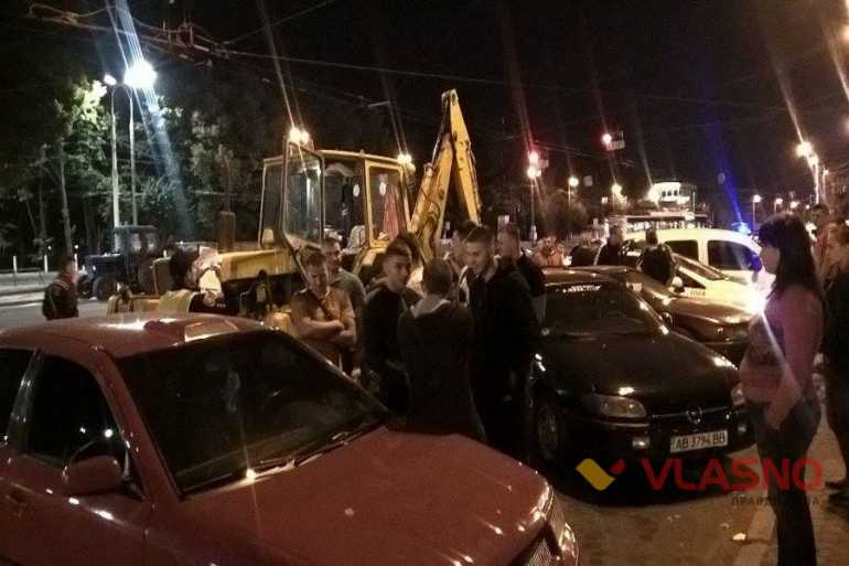 П'яний вінничанин їхав до куми на тракторі: віз квіти 