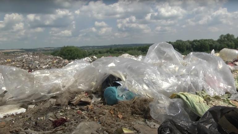 Мешканці села на Вінниччині "втопили" населений пункт у стихійному сміттєзвалищі