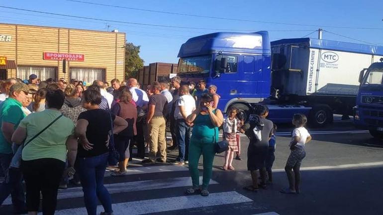 Після смертельної ДТП на &laquo;зебрі&raquo; на Вінниччині селяни перекривають дорогу з вимогою встановити світлофори та острівці безпеки