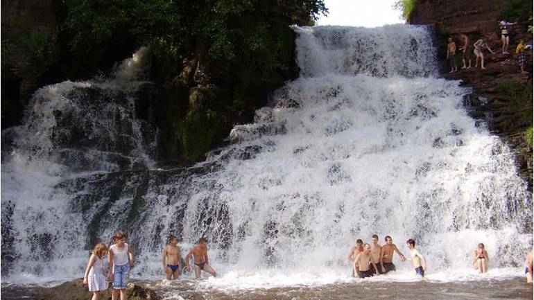 Влітку варто відвідати найбільший водоспад в Україні