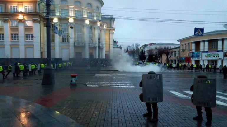 У центрі Вінниці горіли шини, Соборну перекрили