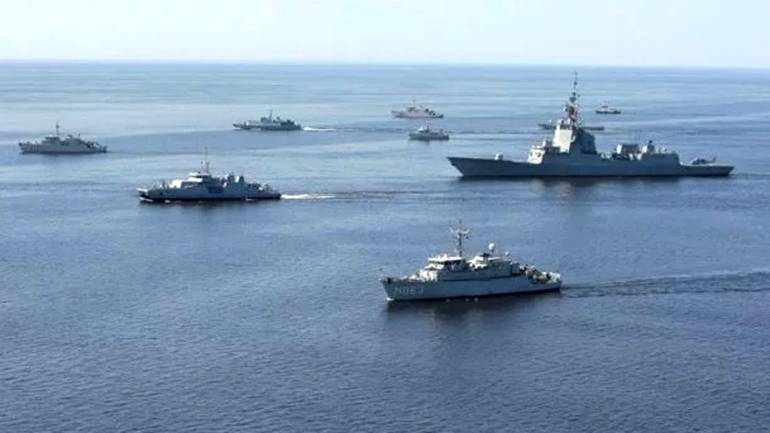 Українські військові судна йдуть в Азовське море через Керченську протоку