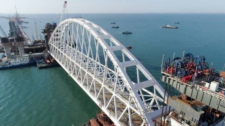 Незаконно побудований Керченський міст пошкодило під час шторму