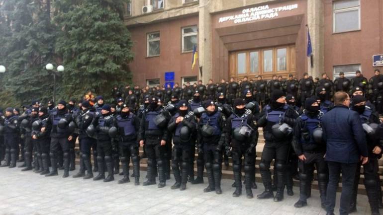 Сотні силовиків охороняють Миколаївську облраду