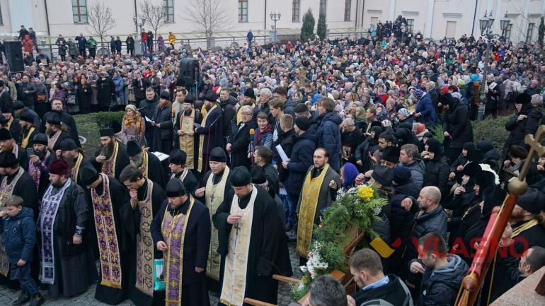 Тисячі вірян УПЦ МП молились під стінами вінницької &ldquo;незаконно захопленої святині&rdquo; (ФОТО)