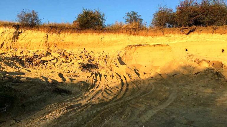У Томашпільському районі водій трактора незаконно видобував пісок з кар'єру