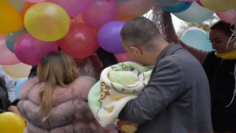 Шалений вінничанин феєрично зустрів кохану із пологового будинку