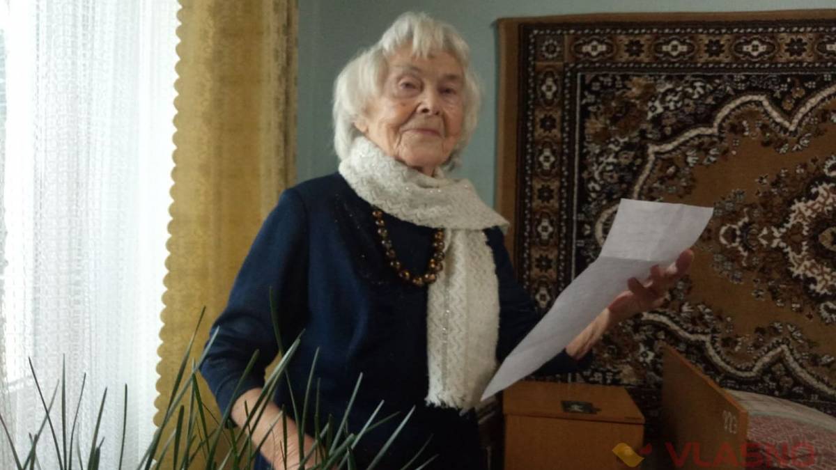 &laquo;Завжди думаю, в що одягнутися&raquo;: 93-річна мешканка вінницького пансіонату ходить на підборах та займається спортом (ФОТО)