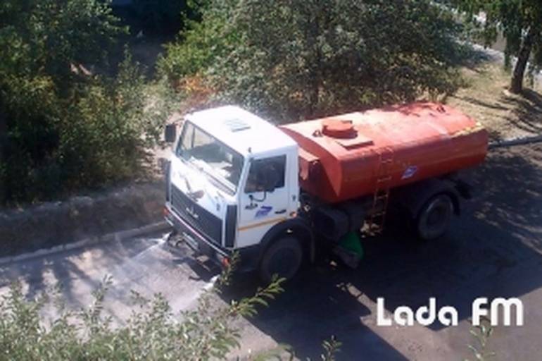 Кіптяву на вулицях Ладижина змивають поливальними машинами