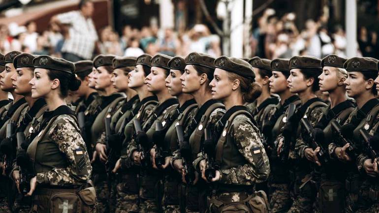 У ВСУ за контрактом служать 25 тисяч жінок