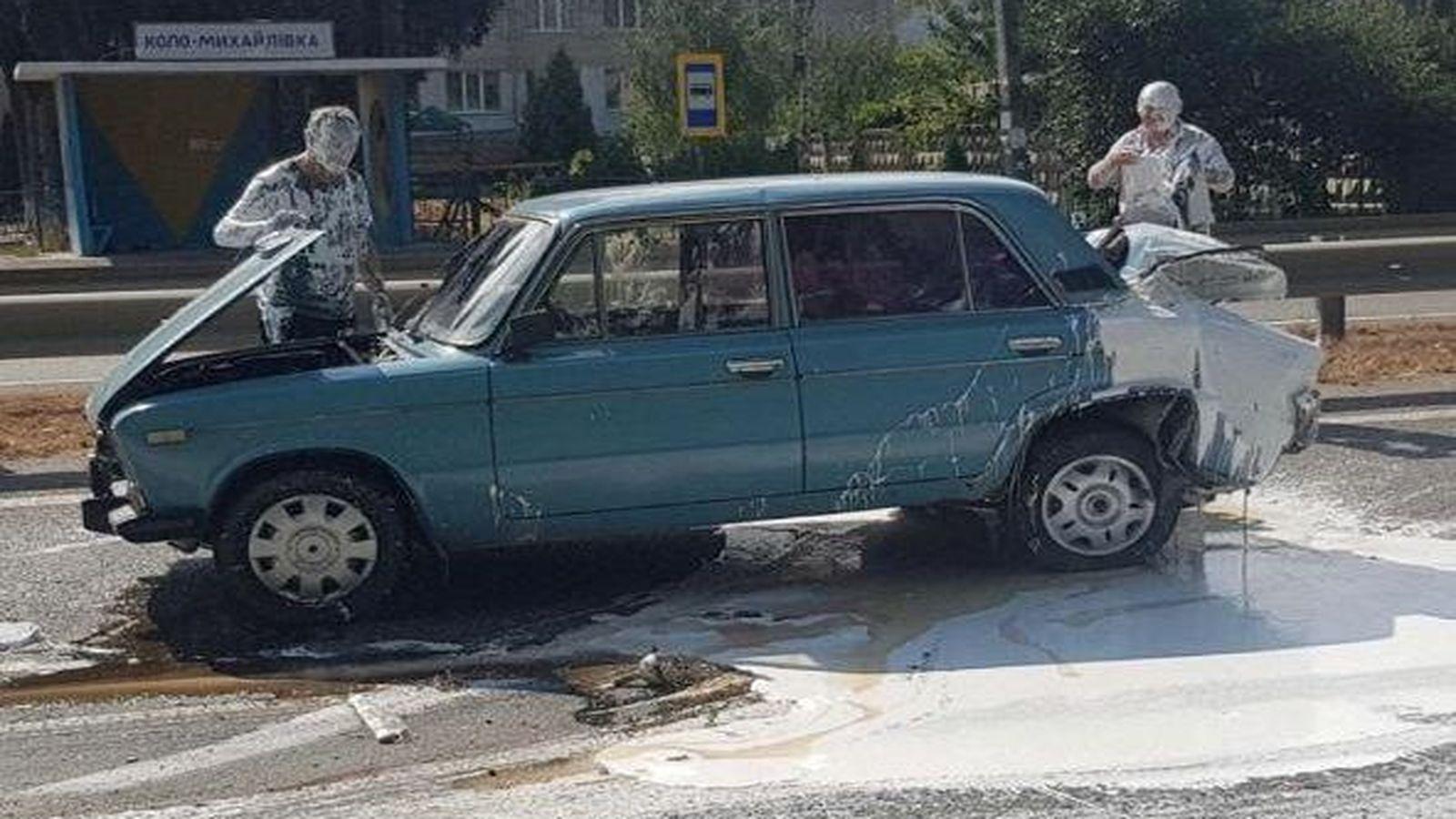 Під Вінницею водія та пасажира залило дорожньою фарбою (ФОТО)