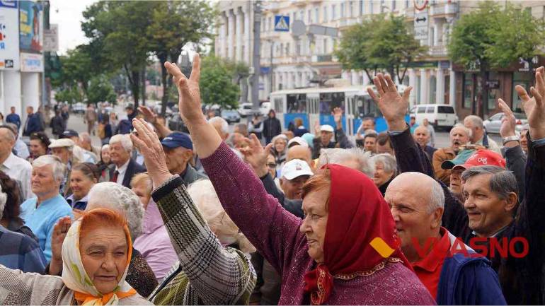 Били каструлями, кричали &laquo;владу геть&raquo; та  &laquo;перевдягались&raquo; в Гройсмана: мітинг пенсіонерів у Вінниці
