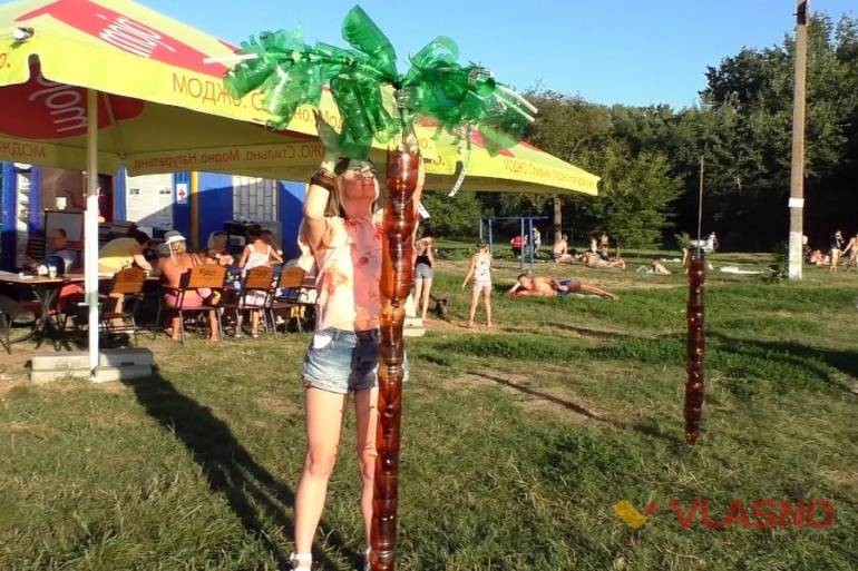 Пальми з арматури та пластику &laquo;виросли&raquo; над Бугом