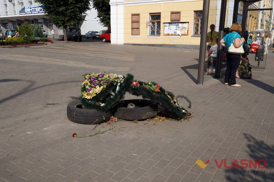 "ялинка" на Майдані Небесної Сотні у Вінниці фото 