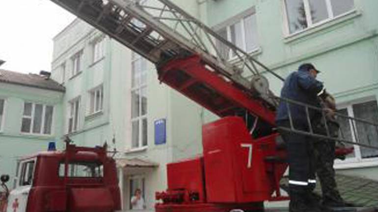 П&rsquo;ятеро рятувальників визволяли дитину з &laquo;полону&raquo; дверей на Вінниччині