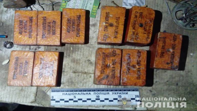 На Вінниччині у двох пенсіонерів поліція виявила тротил