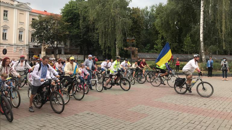 Попри епідемію та дощову погоду більше сотні вінничан взяли участь у традиційному велопараді у вишиванках (ФОТО)