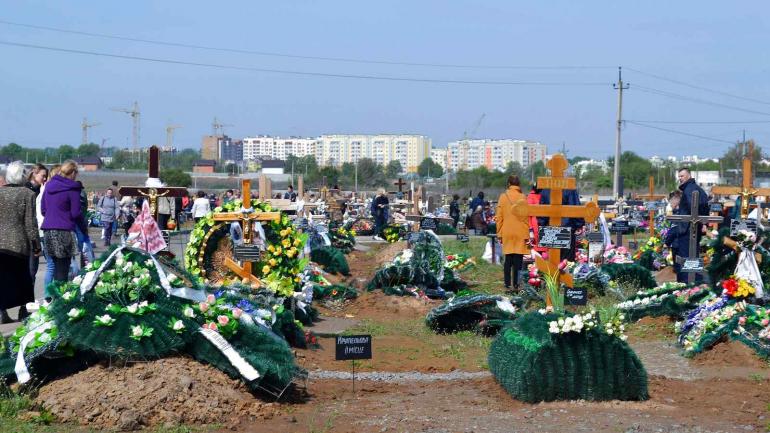 На Вінниччині заборонили до третього травня відвідувати кладовища