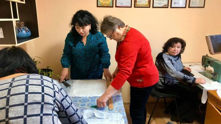 На Вінниччині місцева швейна фабрика та 12 школярів безкоштовно шиють захисні маски