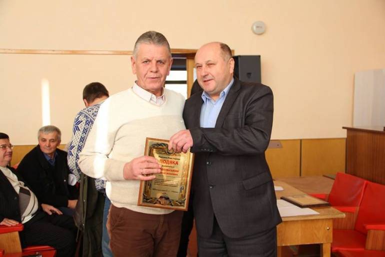Нардеп роздавав у Хмільнику гроші і несправжні подяки Верховної Ради