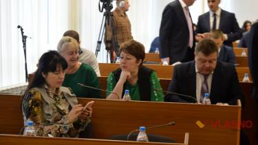 Вінницьких депутатів від нудьги під час сесії  рятує iPhone (ФОТО)