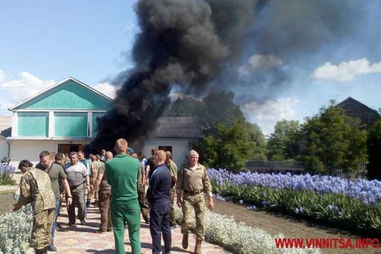 палять шини у селі Козятин фото