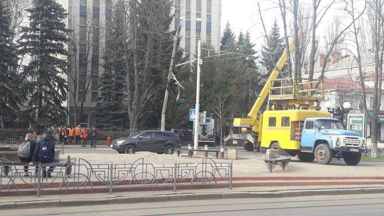 У Вінниці стовп заблокував рух тролейбусів