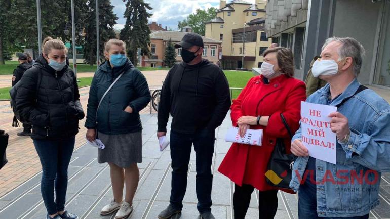 Під стінами міської ради вінничани влаштували протест проти продажу владою їх майна