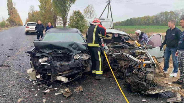 Четверо людей затисло в автівці: у Жмеринському районі сталася аварія