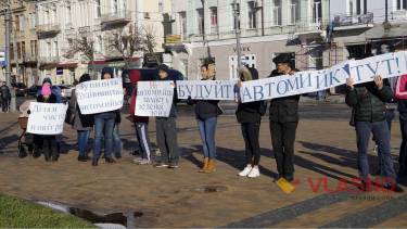 Мешканці Вінниці протестували біля мерії проти будівництва автомийки