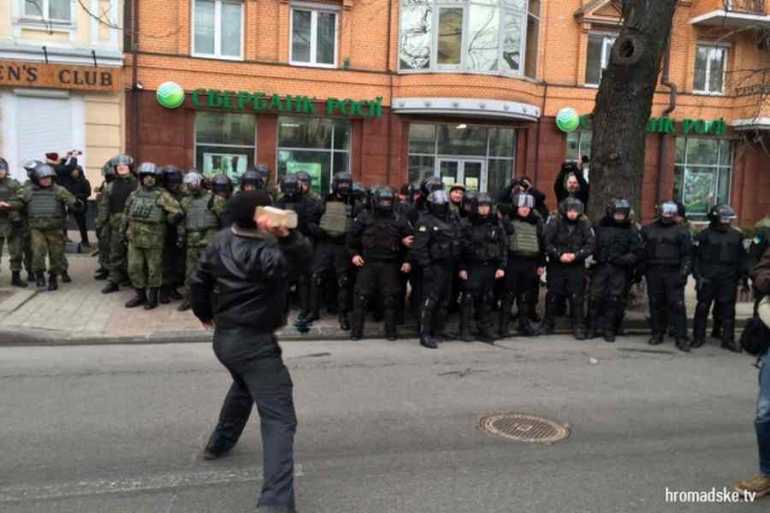 закидали офіс Ахметова фото