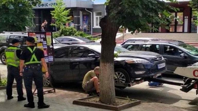 У Вінниці автівки порушників паркування почав забирати евакуатор