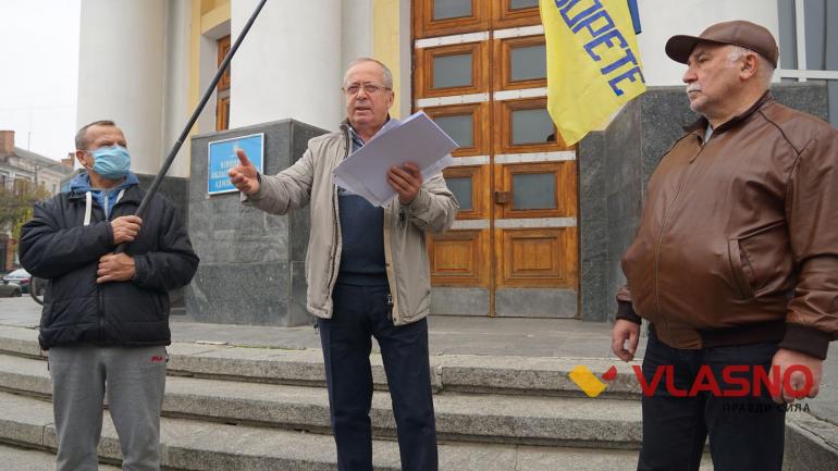 &ldquo;Чому ми маємо судитись за свої пенсії?&rdquo;: під Вінницькою ОДА мітингували пенсіонери-силовики