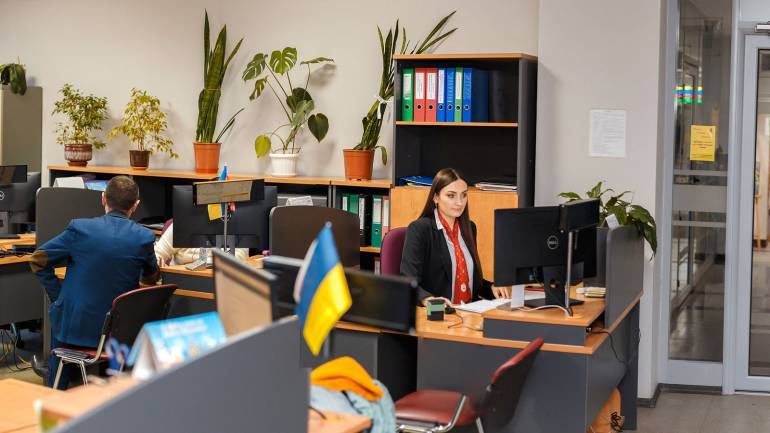 Представники енергопостачальних компаній консультують вінничан у прозорих офісах