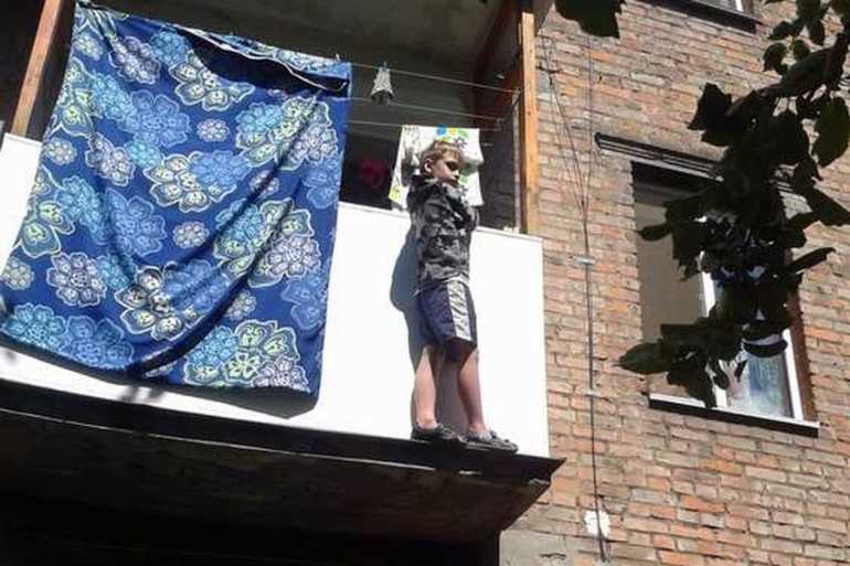 дитина за балконом фото