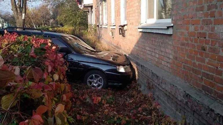 Удень п'яний водій врізався в багатоповерхівку