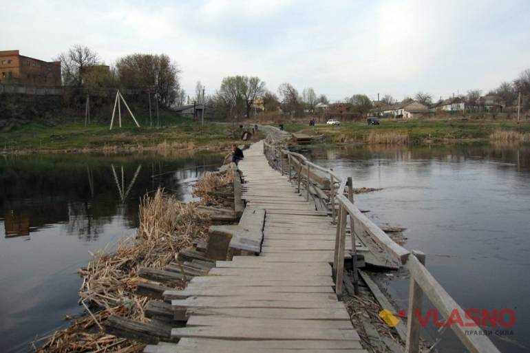 пішохідний міст на річці Південний Буг фото