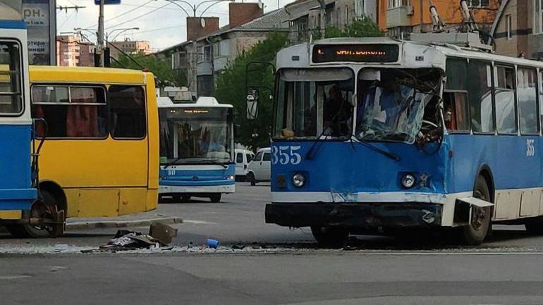 Внаслідок зіткнення громадського транспорту у Вінниці двох осіб госпіталізували