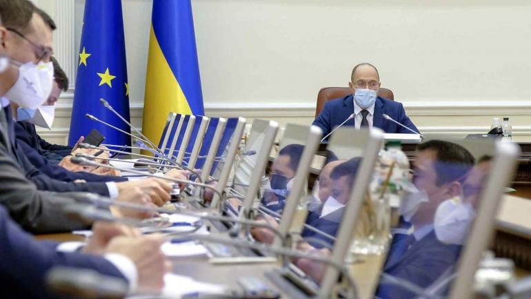 Збиратись на вулиці не більше двох осіб: Кабмін посилив карантинні заходи через COVID-19