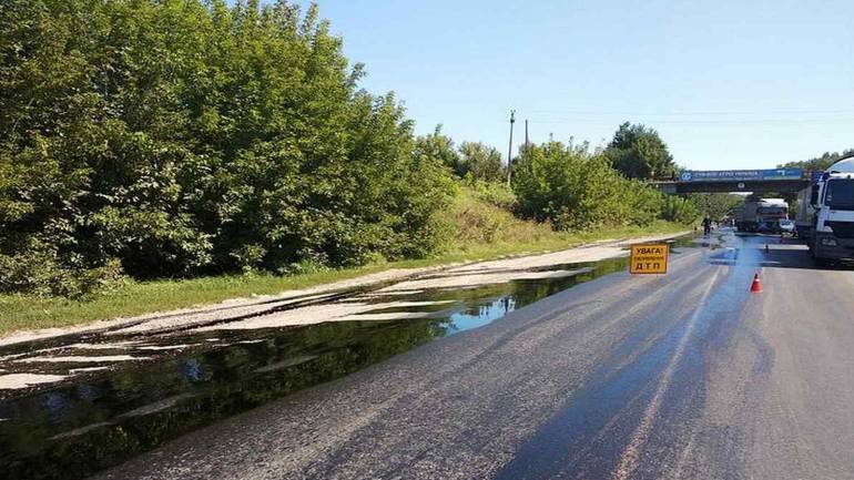 На Вінниччині мазутом залило півдороги