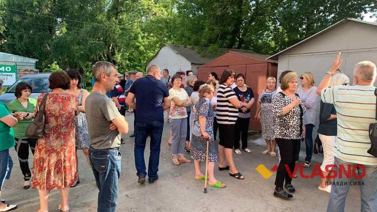 Мешканці п&rsquo;яти будинків у Вінниці повстали проти дороги, яку мерія хоче збудувати впритул до їх під&rsquo;їздів (ФОТО)