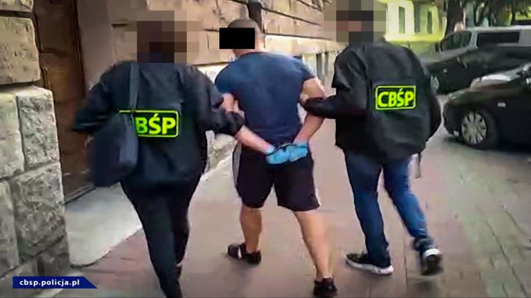 Незаконне виготовлення і продаж цигарок: у Польщі затримали 12 українців
