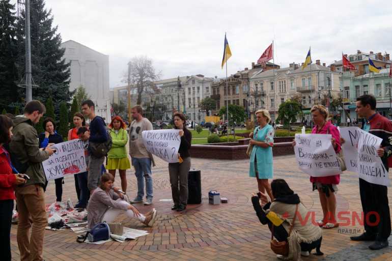 акція проти побиття журналіста під Вінницькою міською радою фото