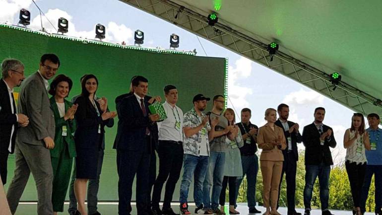На з'їзді партії "Слуга народу" представили команду зі 100 людей