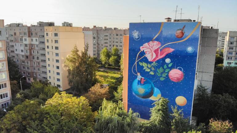 Порятунок світу, космос, планета Земля та яскраві враження: що хочуть бачити вінничани на будинках