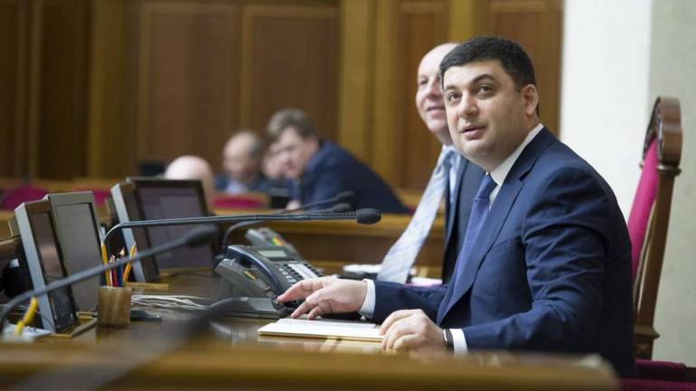 Гройсман запевняє, що уряд не буде підвищувати цін на паливо