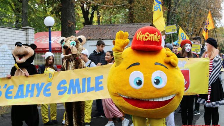 У Вінниці пройшла костюмована smile-хода до Дня усмішки (ФОТО)
