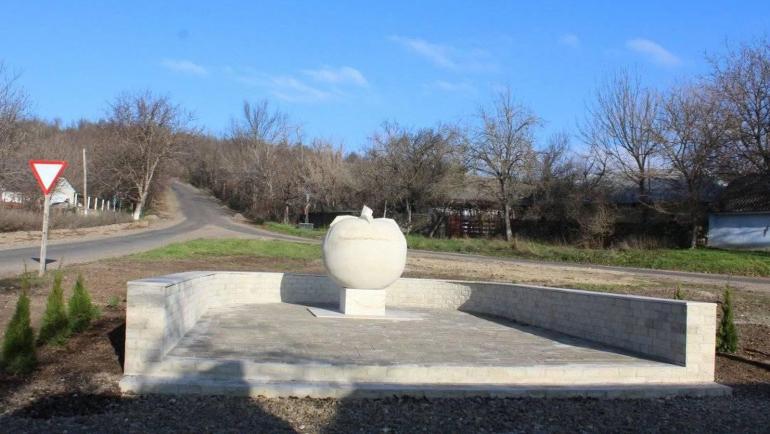 На Вінниччині встановили пам`ятник Томату