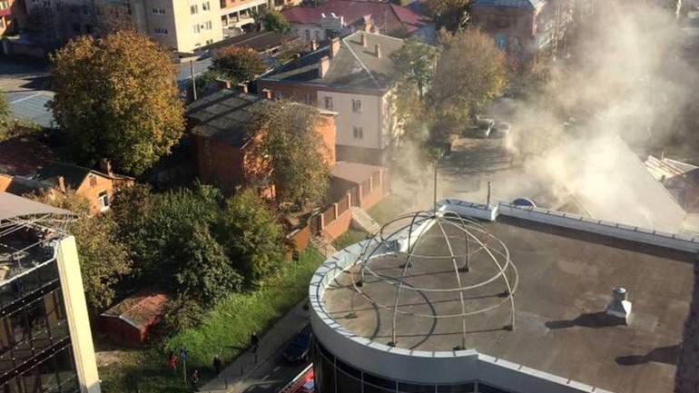 У центрі Вінниці горить банк (ФОТО, ВІДЕО)